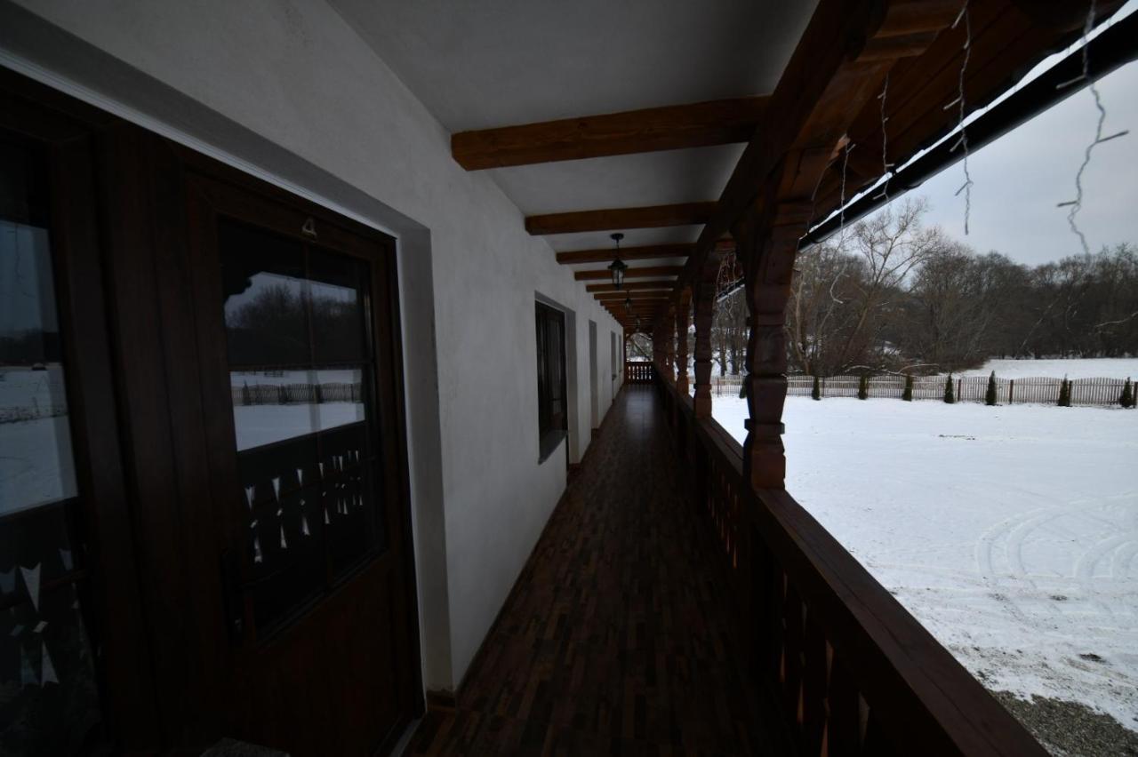 Conacul Cosăului Hotel Feresti Exterior foto