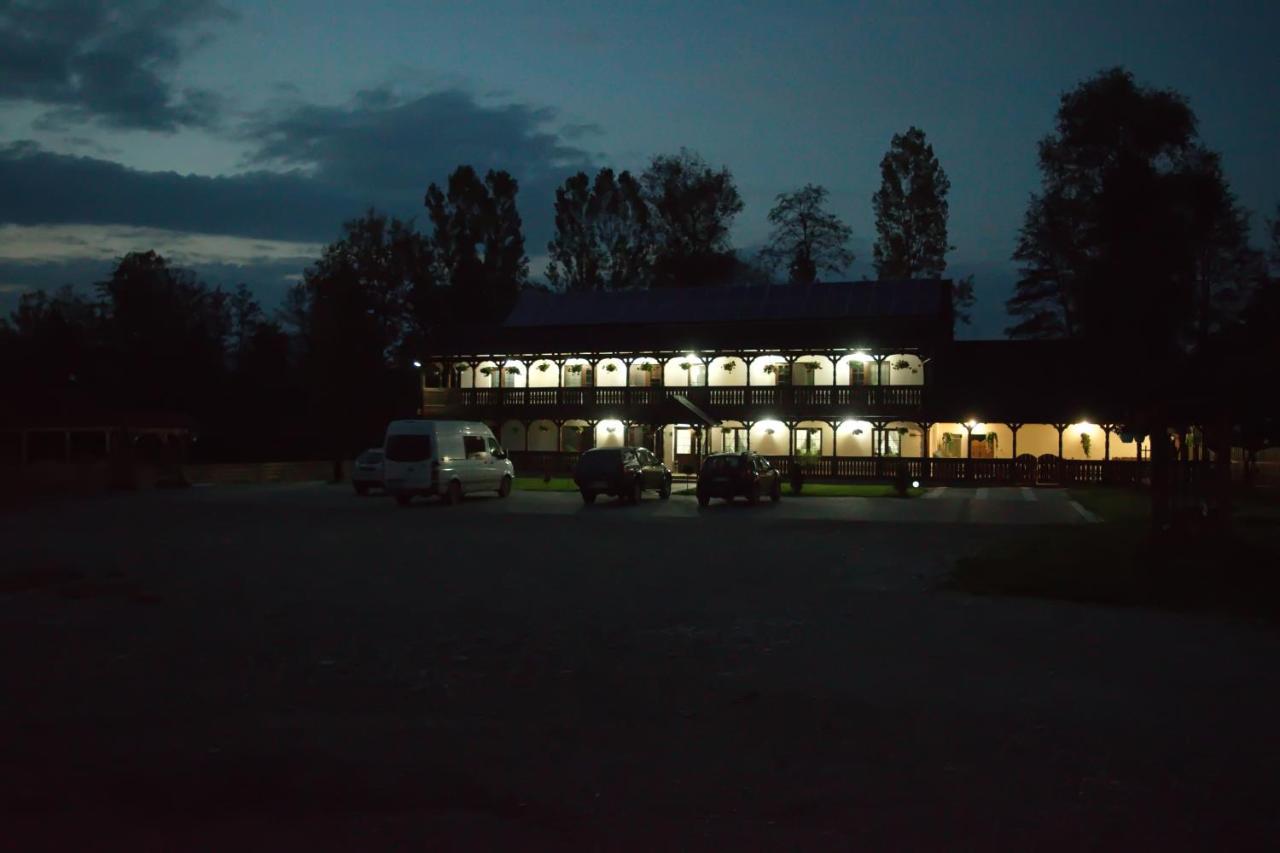 Conacul Cosăului Hotel Feresti Exterior foto