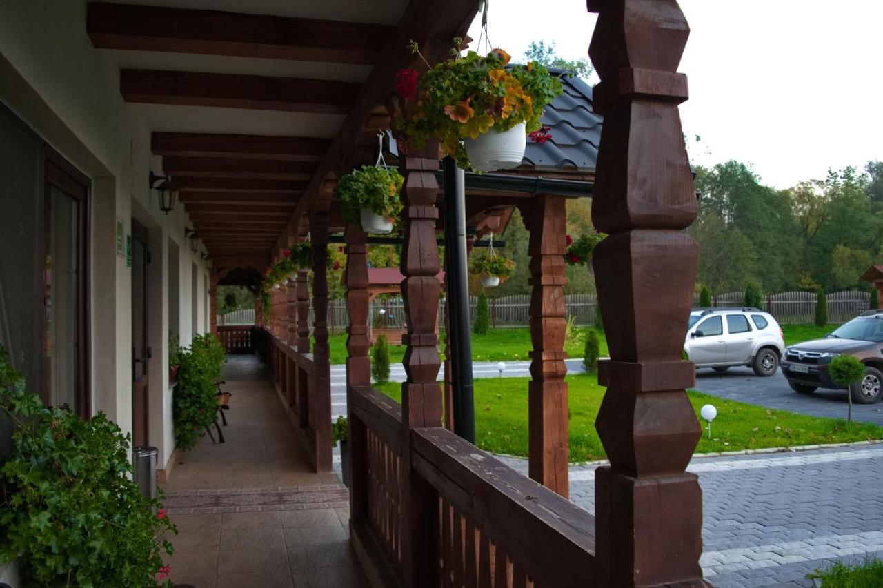 Conacul Cosăului Hotel Feresti Exterior foto