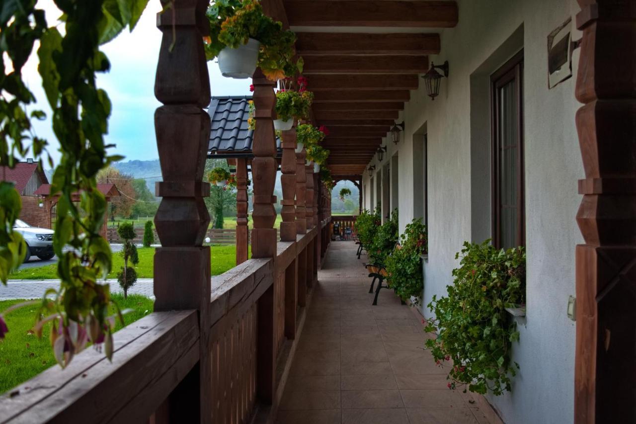Conacul Cosăului Hotel Feresti Exterior foto